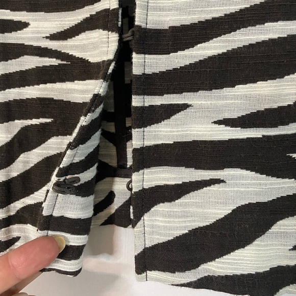 Chico's Black & White Zebra Print Blazer Hook & Eye Closure Chico’s Size 0 - Picture 6 of 9